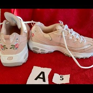 Gorgeous Skechers floral wide sz 6.5 athletic shoe